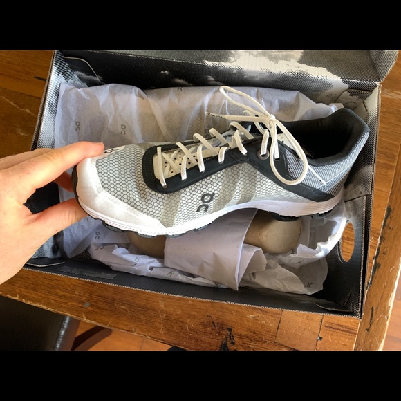 On cloud running shoes - Picture 2 of 5